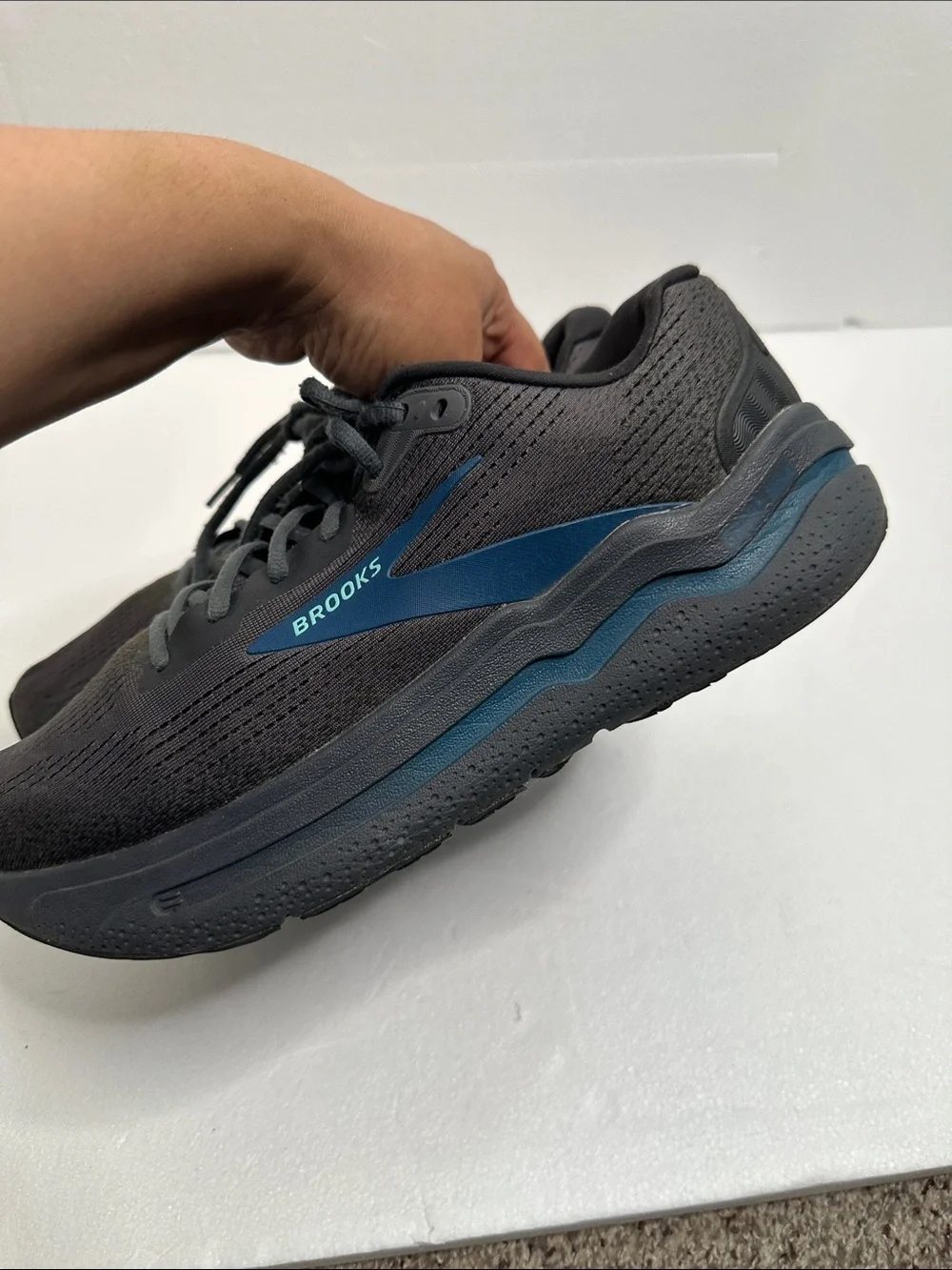 Brooks Men’s Ghost MAX2 Running Shoes - Black with Teal Accent size 11.5